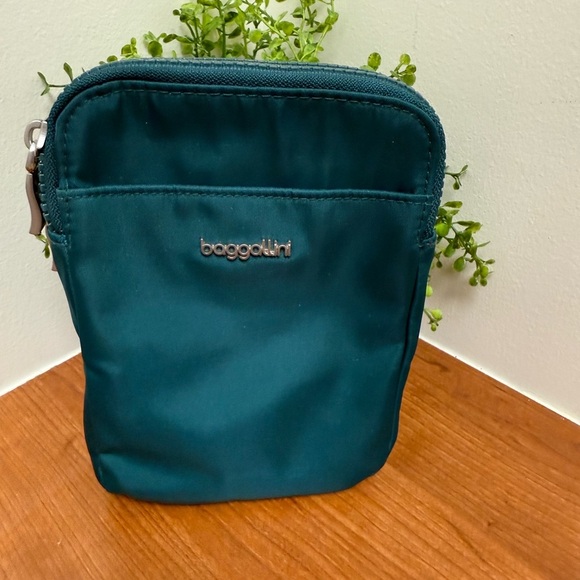 Baggallini RFID  Modern Take Two Crossbody Bag - Teal NWT - Picture 2 of 9